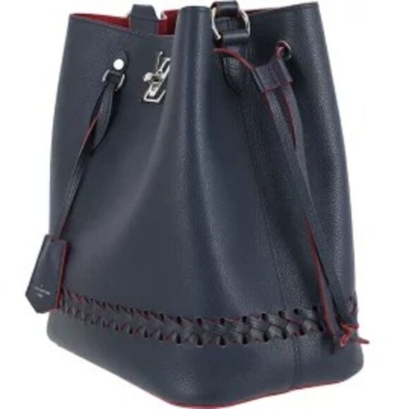 Louis Vuitton Lock Me Bucket Calf Leather Shoulder Bag - Picture 4 of 6